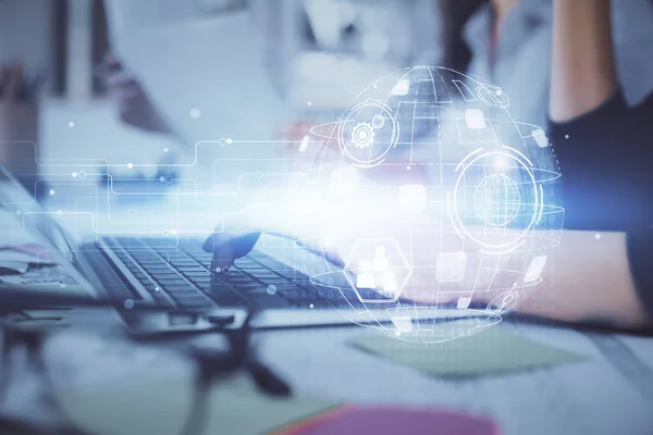 Doble exposición de las manos de la mujer escribiendo en la computadora y la red social tema holograma dibujo. Concepto de medios. — Foto de Stock