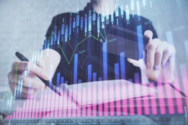 Ellerinde kredi kartı ve forex çizimi olan bir adamın çift pozu. İnternet E-ticaret kavramında hisse senedi ve dijital fintech.