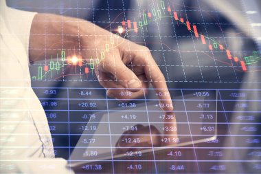 Erkeklerin el ele tutuşup dijital bir cihaz ve ön grafik çizimi kullanırken çift pozlama. Finansal piyasa kavramı.