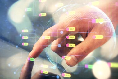 Erkeklerin el ele tutuşmaları ve dijital bir cihaz ve veri temalı çizimler kullanmaları. Yenilik kavramı.