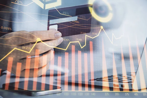 Exposición múltiple de las compras en línea de la mujer con una tarjeta de crédito y un dibujo gráfico financiero. Mercado de valores Concepto de comercio electrónico. —  Fotos de Stock