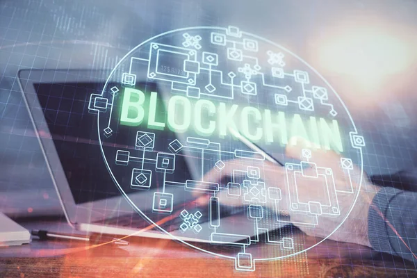 Erkeklerin el ele tutuşmalarının ve telefon ve kripto para birimi engelleme teması çiziminin iki kez görüntülenmesi.