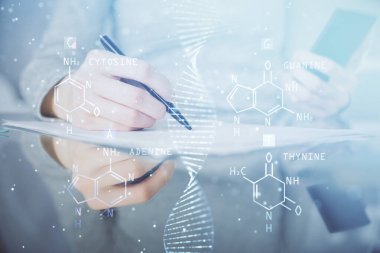 İki kez DNA eşkali çıkarılmış hologram ve cep telefonu kullanan bir kadın. Eğitim kavramı.