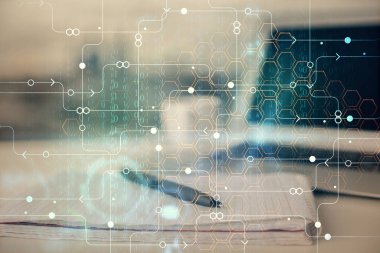 Veri temalı çizimlerin çoklu pozlanması ve açık defter arkaplanı olan masa. Eğitim kavramı