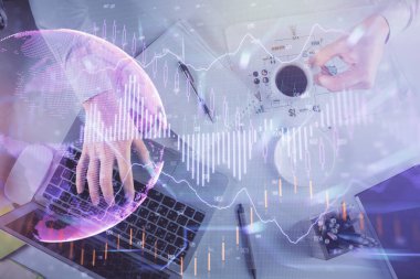 Erkeklerin ellerinin bilgisayar klavyesini ve forx grafik hologramını yazarken çoklu pozlama. Üst Manzara. Finans piyasası kavramı.