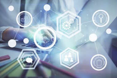 Kadın elinin bilgisayar ve sosyal ağ temalı hologram çizimlerinde çifte pozlama. Halk medyası kavramı.