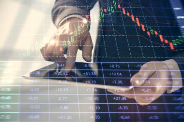 Erkeklerin el ele tutuşup dijital bir cihaz ve ön grafik çizimi kullanırken çift pozlama. Finansal piyasa kavramı.