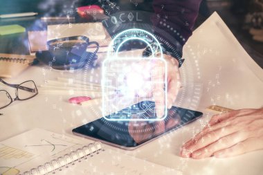 Erkeklerin el ele tutuşup dijital bir cihaz kullanırken ve kilit çizerken birden fazla pozlama. Güvenlik kavramı.