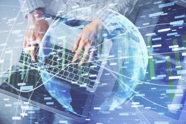 Bilgisayar ve finansal temalı hologram çizimleri üzerinde çalışan kadın elleri çift pozlama. Üst Manzara. İş konsepti.