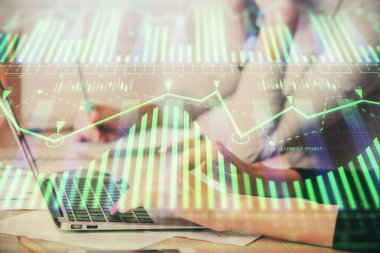 Bilgisayar ve veri temalı hologram çizimlerinde çalışan kadın elleri çift pozlama. Teknoloji kavramı.