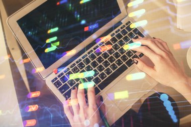 Bilgisayar ve veri temalı hologram çizimlerinde çalışan kadın elleri çift pozlama. Üst Manzara. Teknoloji konsepti.