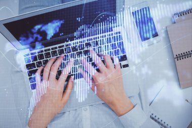 Bilgisayar ve finansal temalı hologram çizimleri üzerinde çalışan kadın elleri çift pozlama. Üst Manzara. İş konsepti.