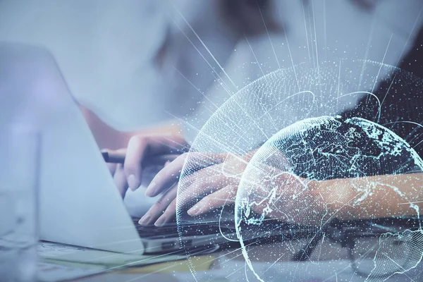 Doble exposición de las manos de la mujer escribiendo en la computadora y la red social tema holograma dibujo. Concepto de medios. —  Fotos de Stock