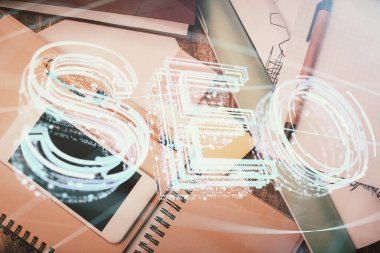 SEO hologramının masaüstü üzerinde çift pozlama. Üst Manzara. Arama optimizasyon kavramı.