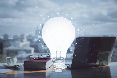 Ampul çizimi ve açık defter arka planlı masa pozu. Fikir kavramı