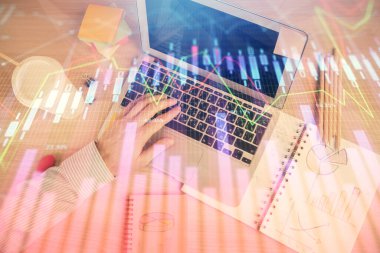 Erkeklerin ellerinin bilgisayar klavyesini ve ön grafik hologram çizimlerini yazarken çifte pozlama. Üst Manzara. Finans piyasası kavramı.