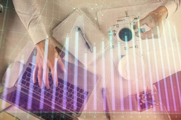 Mehrfachbelichtung der Hände beim Tippen über Computertastatur und Forex-Graphen-Hologrammzeichnung. Ansicht von oben. Finanzmarktkonzept. — Stockfoto