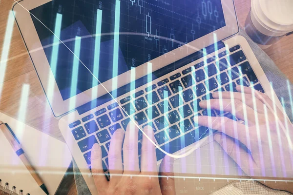 Doble exposición de manos mans tecleando sobre el teclado de la computadora y el dibujo del holograma gráfico forex. Vista superior. Concepto de mercados financieros. — Foto de Stock
