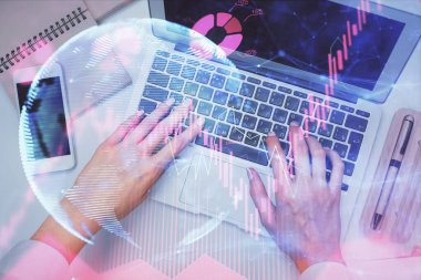 Bilgisayar ve finansal temalı hologram çizimleri üzerinde çalışan kadın elleri çift pozlama. Üst Manzara. İş konsepti.