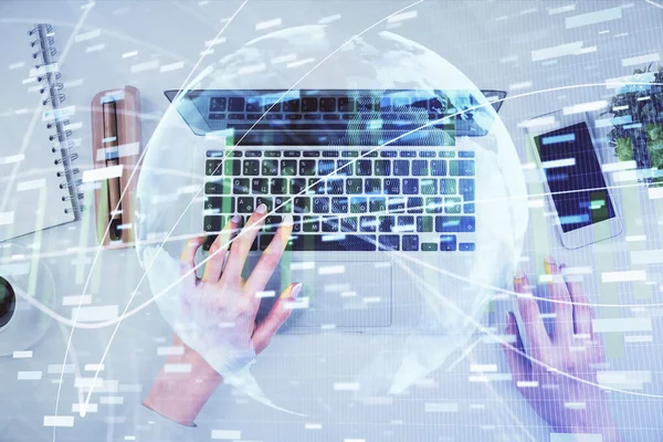 Doble exposición de las manos de la mujer que trabajan en el dibujo del holograma de la computadora y del tema financiero. Vista superior. Concepto empresarial. —  Fotos de Stock