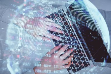 Bilgisayar ve finansal temalı hologram çizimleri üzerinde çalışan kadın elleri çift pozlama. Üst Manzara. İş konsepti.