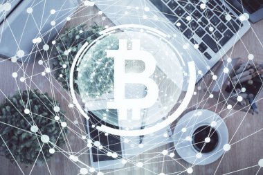 Telefonlu masanın üzerinde iki kat daha fazla engelleme temalı hologram görüntüsü var. Üst Manzara. Kripto teknolojisi kavramı.