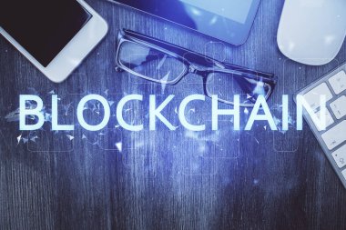 Telefonlu masanın üzerinde iki kat daha fazla engelleme temalı hologram görüntüsü var. Üst Manzara. Kripto teknolojisi kavramı.