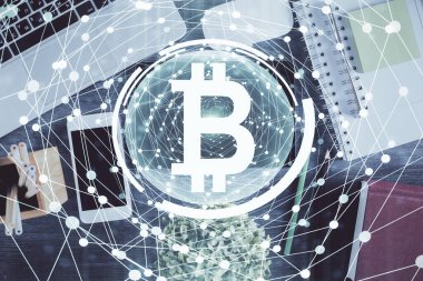 Telefonlu masanın üzerinde iki kat daha fazla engelleme temalı hologram görüntüsü var. Üst Manzara. Kripto teknolojisi kavramı.