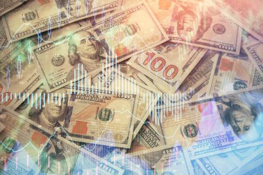 Forx grafiğinin çok sayıda görüntüsü bize dolar banknotları arka planında görünüyor. Finansal başarı piyasası kavramı.