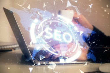 Bilgisayar ve seo hologram çizimleri üzerinde çalışan kadın elleri çift pozlama. internet arama kavramı.