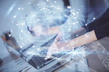 Kadın elinin bilgisayar ve sosyal ağ temalı hologram çizimlerinde çifte pozlama. Halk medyası kavramı.