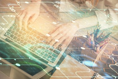 Bilgisayar ve veri temalı hologram çizimlerinde çalışan kadın elleri çift pozlama. Teknoloji kavramı.