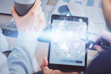 Bir erkeğin elini tutarken ve telefon ve sosyal ağ teması kullanırken çift pozlama.