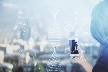 İki kez DNA eşkali çıkarılmış hologram ve cep telefonu kullanan bir kadın. Eğitim kavramı.