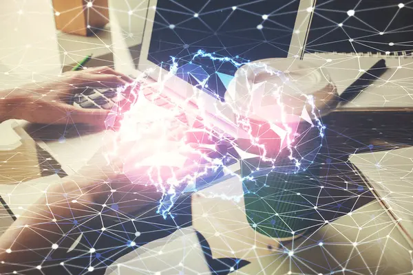 Double exposition des mains de la femme travaillant sur l'ordinateur et le dessin de l'hologramme du cerveau. Concept Ai. — Photo