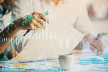 Ön x grafiğinin arka plan notları alan insanların üzerini çizerken çift pozlama. Mali analiz kavramı