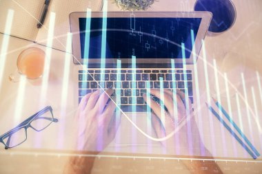 Dizüstü bilgisayar klavyesini ve ön x çizim hologramını yazarken çift pozlama. Üst Manzara. Finans piyasası kavramı.