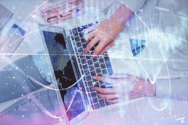 Bilgisayar ve finansal temalı hologram çizimleri üzerinde çalışan kadın elleri çift pozlama. Üst Manzara. İş konsepti.