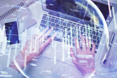 Bilgisayar ve finansal temalı hologram çizimleri üzerinde çalışan kadın elleri çift pozlama. Üst Manzara. İş konsepti.