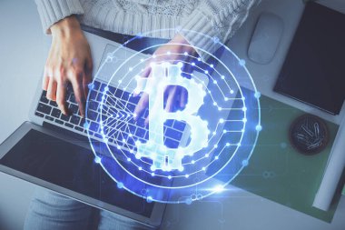 Bilgisayarda çalışan kadın elleri ve engelleme temalı hologram çizimleri. Üst Manzara. Bitcoin kripto para birimi kavramı.