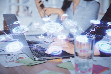 Kadın elinin bilgisayar ve sosyal ağ temalı hologram çizimlerinde çifte pozlama. Halk medyası kavramı.