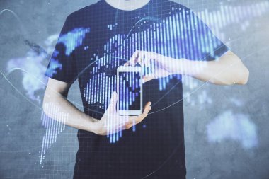 Erkeklerin el ele tutuşup telefon kullanırken ve uluslararası iş teması çizerken çift pozlama.