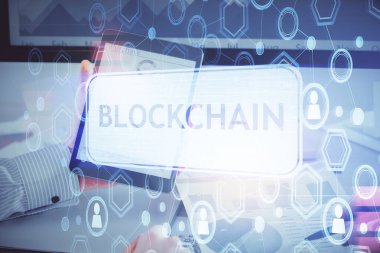 Erkeklerin el ele tutuşmalarının ve telefon ve kripto para birimi engelleme teması çiziminin iki kez görüntülenmesi.