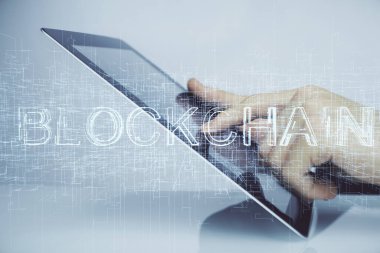 Erkeklerin el ele tutuşmalarının ve telefon ve kripto para birimi engelleme teması çiziminin iki kez görüntülenmesi.