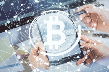 Erkeklerin el ele tutuşmalarının ve telefon ve kripto para birimi engelleme teması çiziminin iki kez görüntülenmesi.