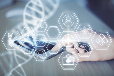 İki kez DNA eşkali çıkarılmış hologram ve cep telefonu kullanan bir kadın. Eğitim kavramı.