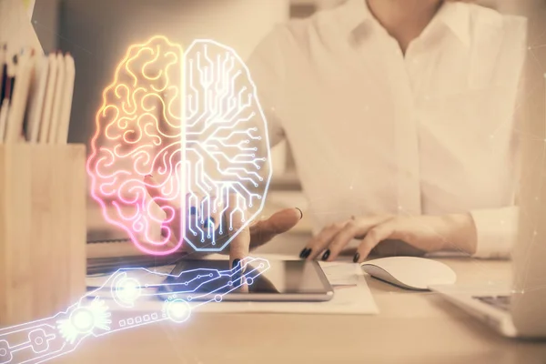 Doble exposición del holograma del boceto cerebral y de la mujer sosteniendo y usando un dispositivo móvil. — Foto de Stock