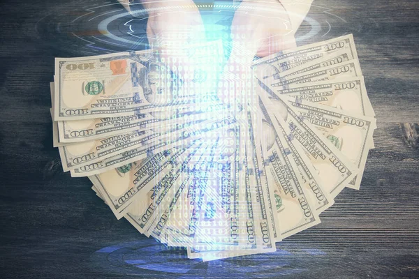 Wielokrotna ekspozycja technologii rysującej hologram, dolary i ludzkie dłonie. Koncepcja danych — Zdjęcie stockowe