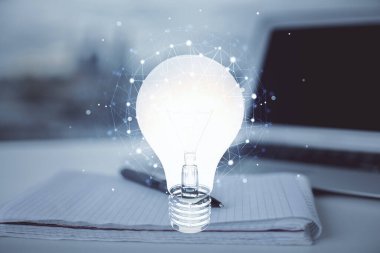 Ampul çizimi ve açık defter arka planlı masa pozu. Fikir kavramı