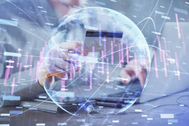 Ellerinde kredi kartı ve forex çizimi olan bir adamın çift pozu. İnternet E-ticaret kavramında hisse senedi ve dijital fintech.